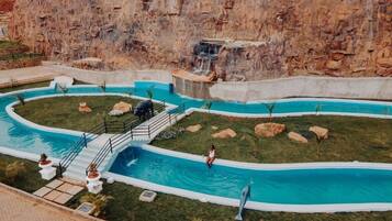 Hồ bơi ngoài trời