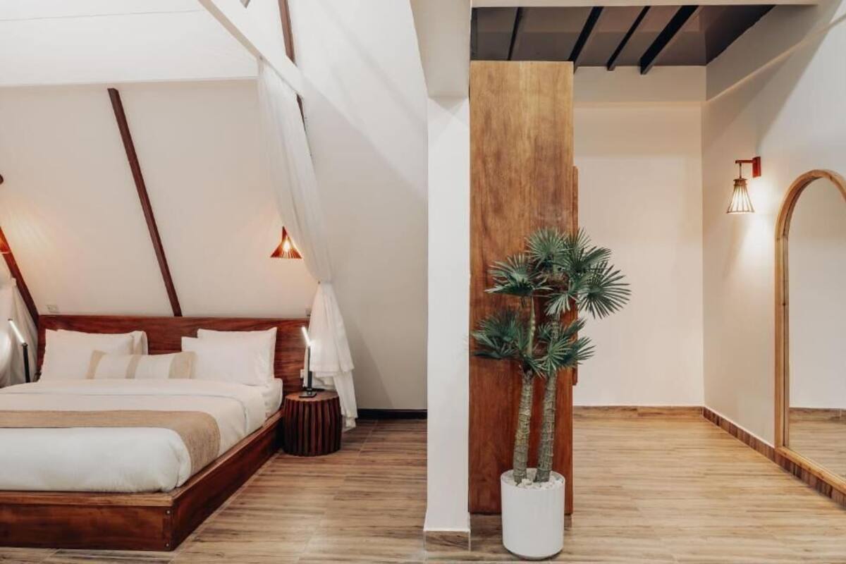 Executive Suite, Balcony, Valley View | Meja, seterika/papan seterika, Wi-fi percuma