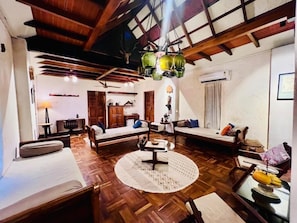 Superior-alpehytte - udsigt til have | Opholdsområde