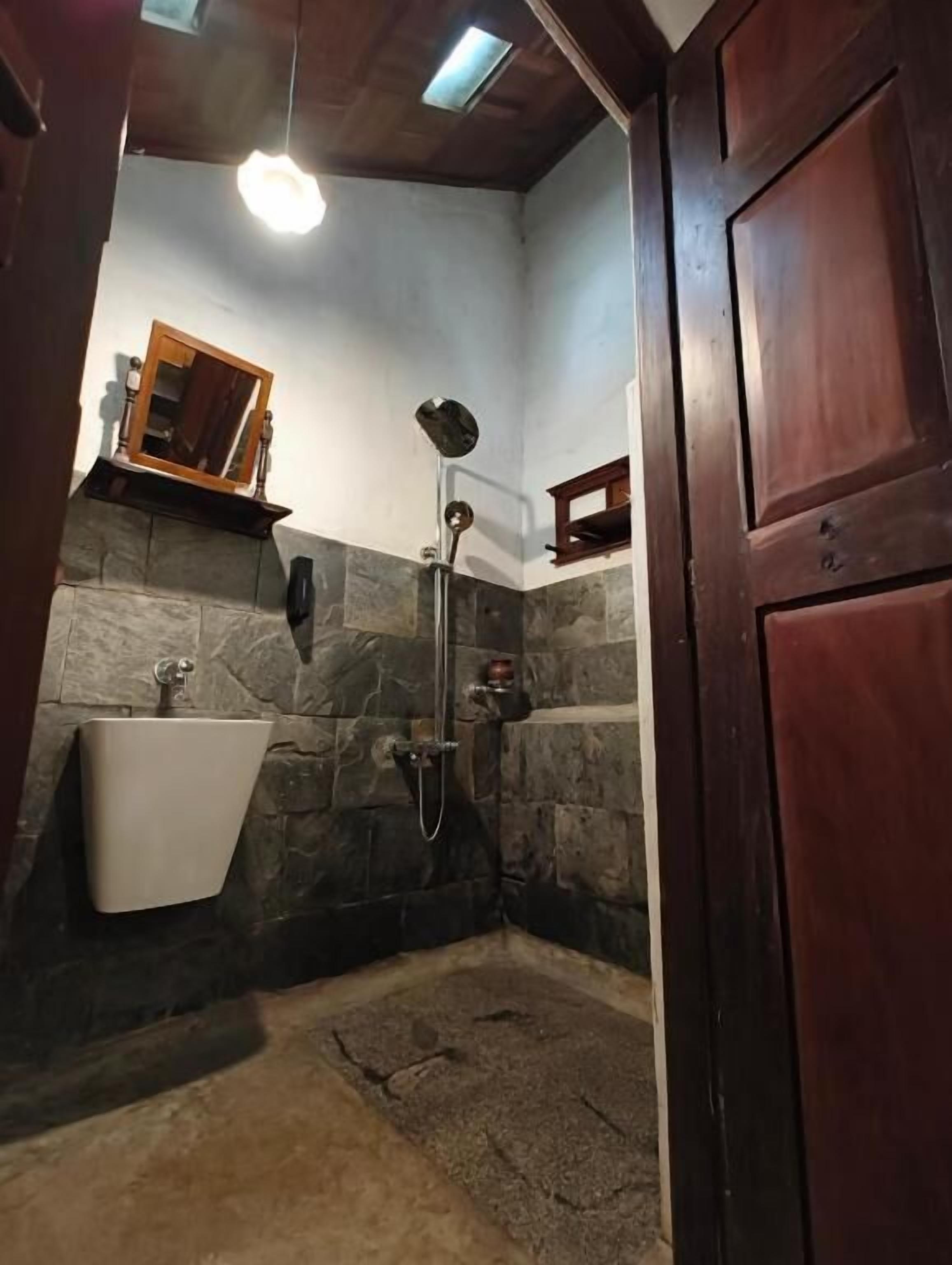 Familieværelse - aircondition | Badeværelse