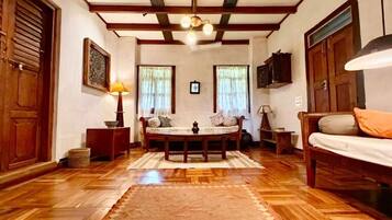 Family Room, Air conditioning | Interior