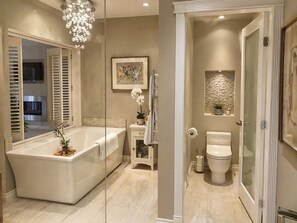 Shower, hair dryer, towels, soap - World Cup 2026 Luxury Estate, West Van,  Pool, Tennis Court, Theatre, Gym (West Vancouver)