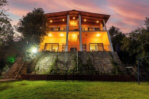 Kahden hengen comfort-huone, parveke, näköala mäelle | Ulkopuoli