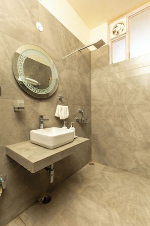 Towels, soap, shampoo, toilet paper - Aranya Mukteshwar (Mukteshwar)