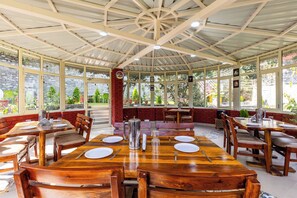 Deluxe Double or Twin Room, Balcony | Dining - Aranya Mukteshwar (Dhari)