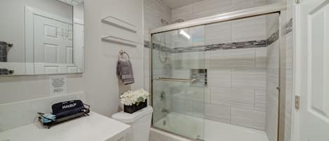 Haartrockner, Handtücher, Seife, Shampoo