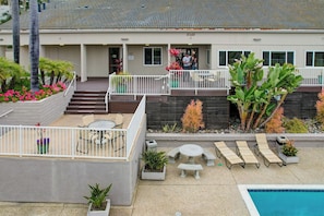 Outdoor dining - La Jolla Lifestyle Resort (San Diego)
