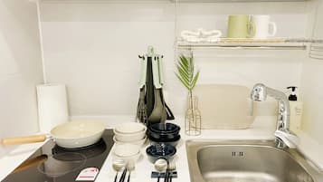 Refrigerador con freezer, microondas, placa de cocina