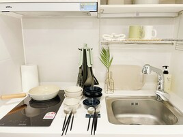 Refrigerador con freezer, microondas, placa de cocina