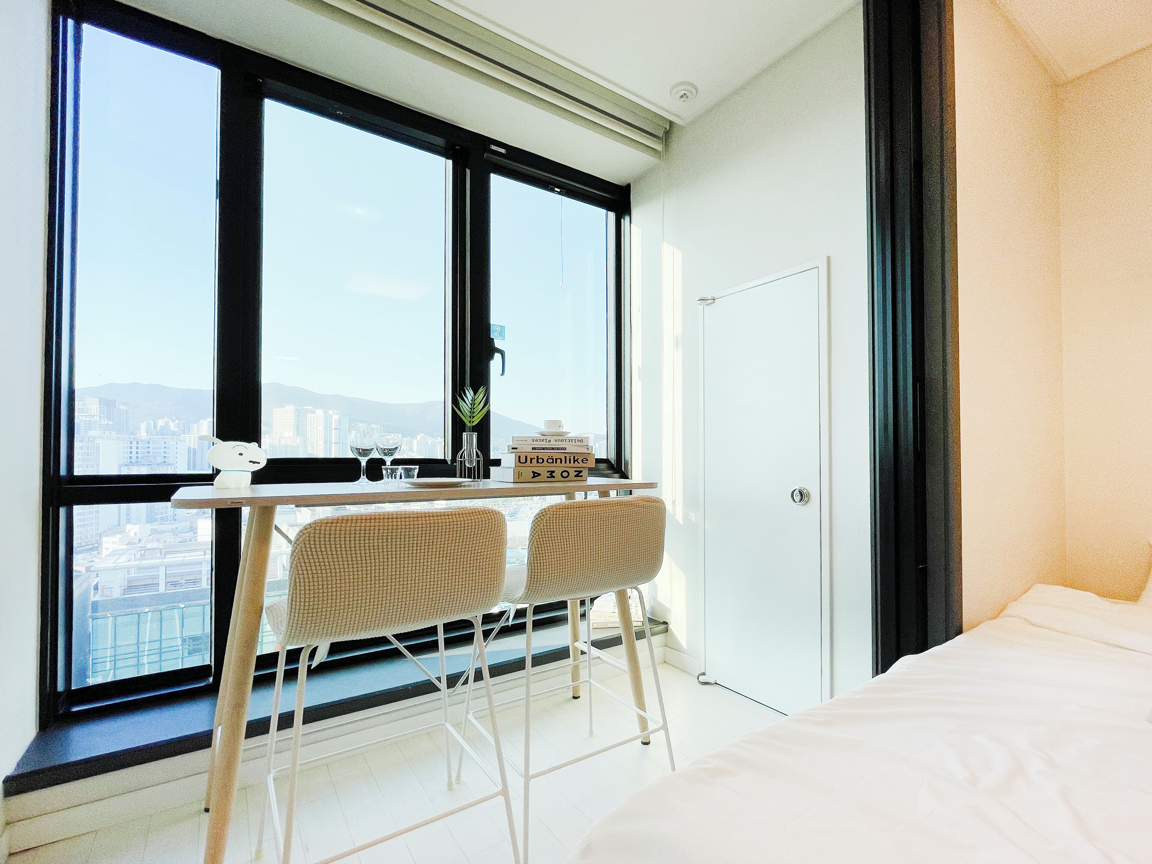 办公桌、笔记本电脑工作区、遮光窗帘、免费 WiFi