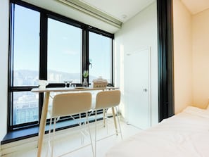 Desk, laptop workspace, blackout drapes, soundproofing - MZstay Seomyeon (Busan)
