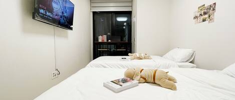 Standard Twin Room | Desk, laptop workspace, blackout drapes, free WiFi