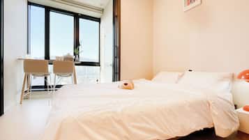 Escritorio, espacio para trabajar con laptop y cortinas blackout