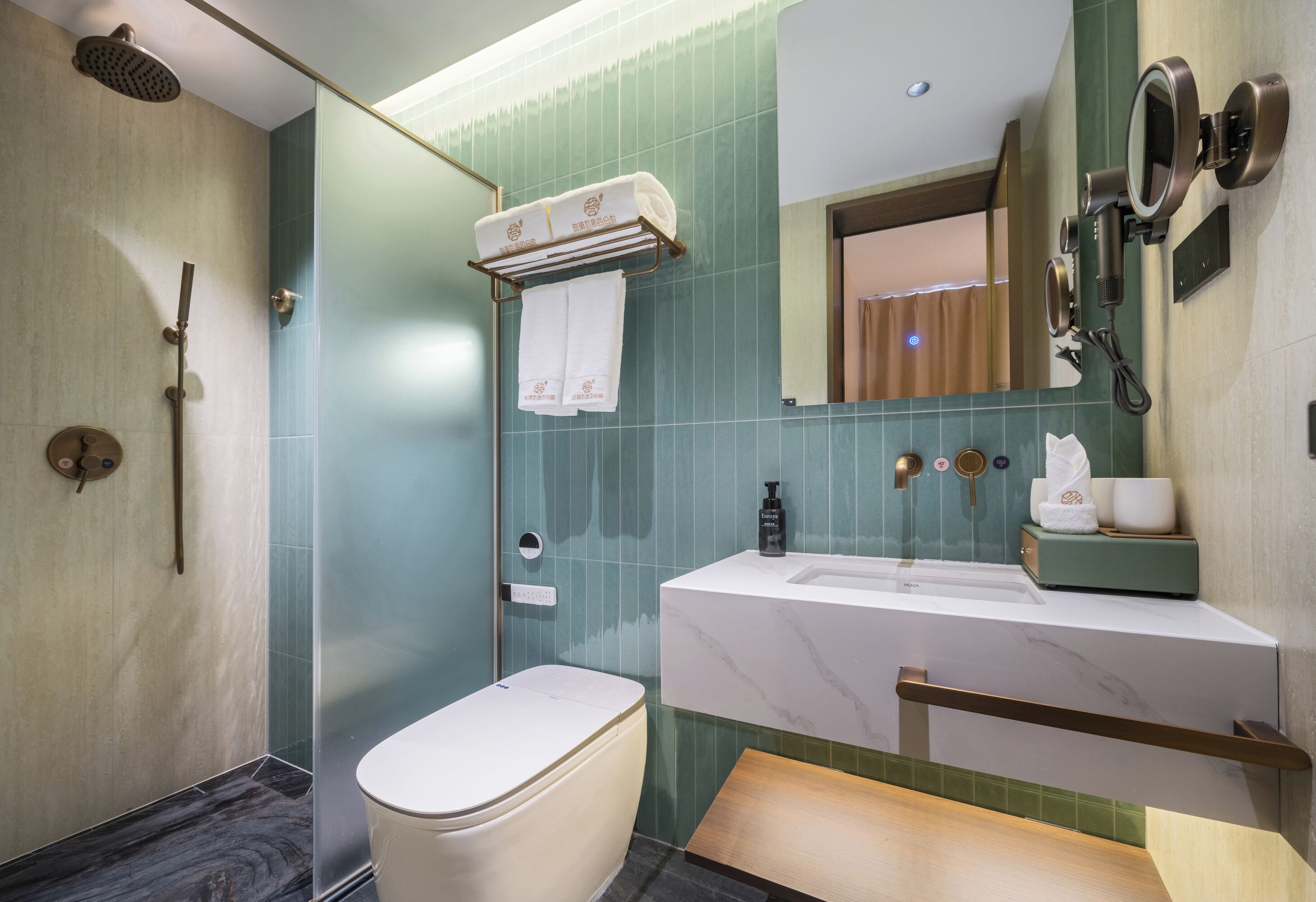 Ein Badezimmer mit Toilette, Dusche, Waschbecken und Handtuchhalter.