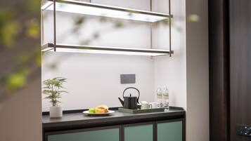 Comfort Studio Suite, Lanai, Courtyard View | Bathroom | Shower, rainfall showerhead, designer toiletries, hair dryer