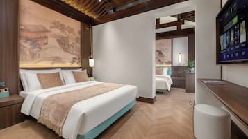 Comfort Studio Suite, Lanai, Courtyard View | Premium bedding, down comforters, memory foam beds, free minibar