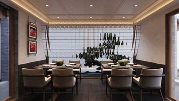 Quarto casal conforto, varanda coberta, vista para o pátio | Opções para refeição