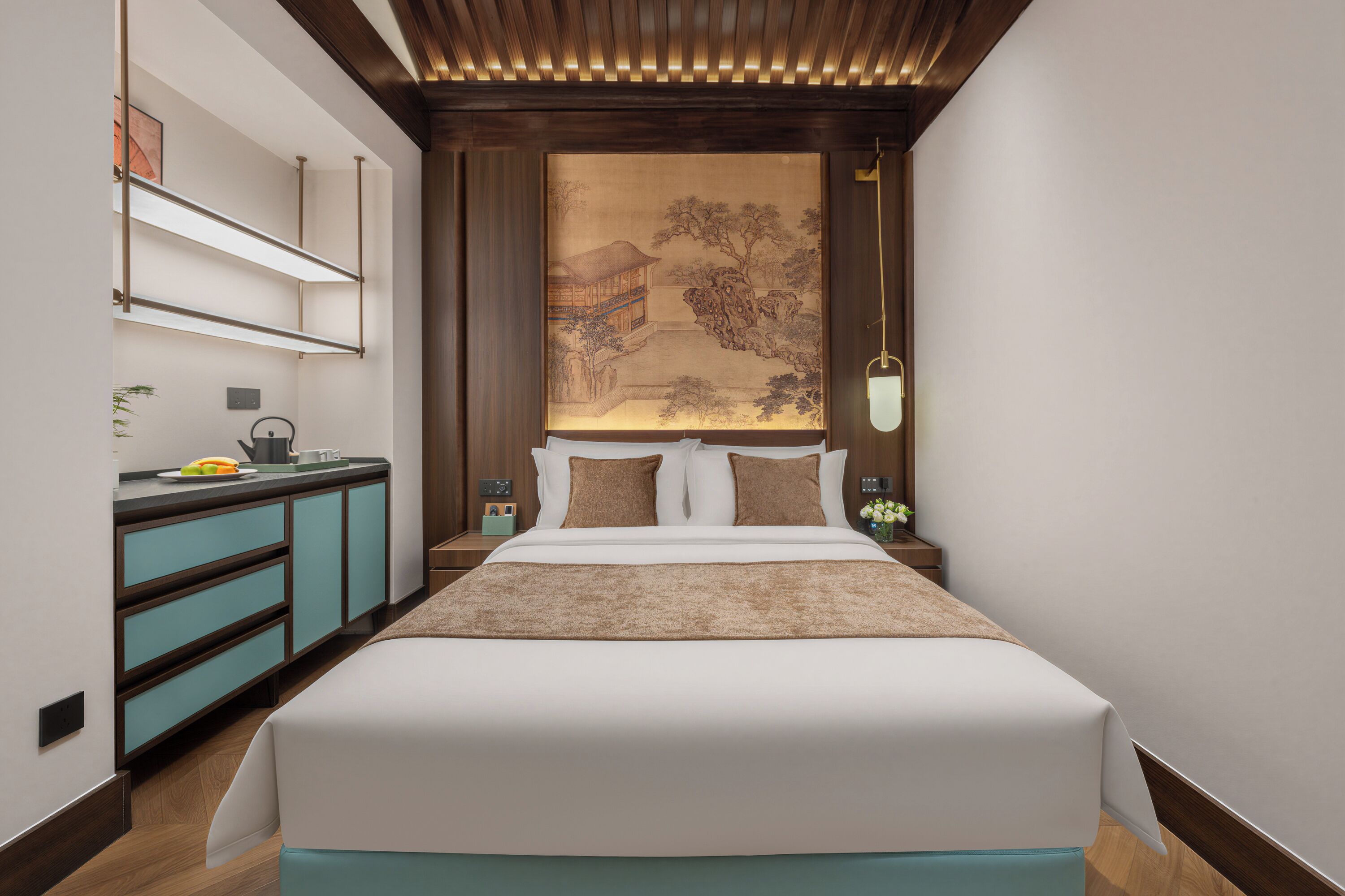 Un dormitorio con cama, mesitas de noche, una repisa y un cuadro grande.