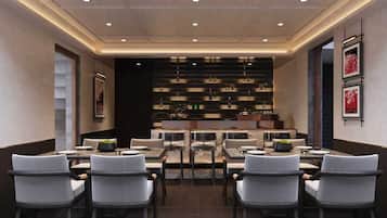 Comfort Double Room, Lanai, Courtyard View | Dining