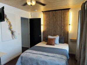 3 bedrooms, desk, iron/ironing board, free WiFi - Harbor Lights Retreat in Oswego NY, Across from Lake Ontario/ Wrights Landing (Oswego)