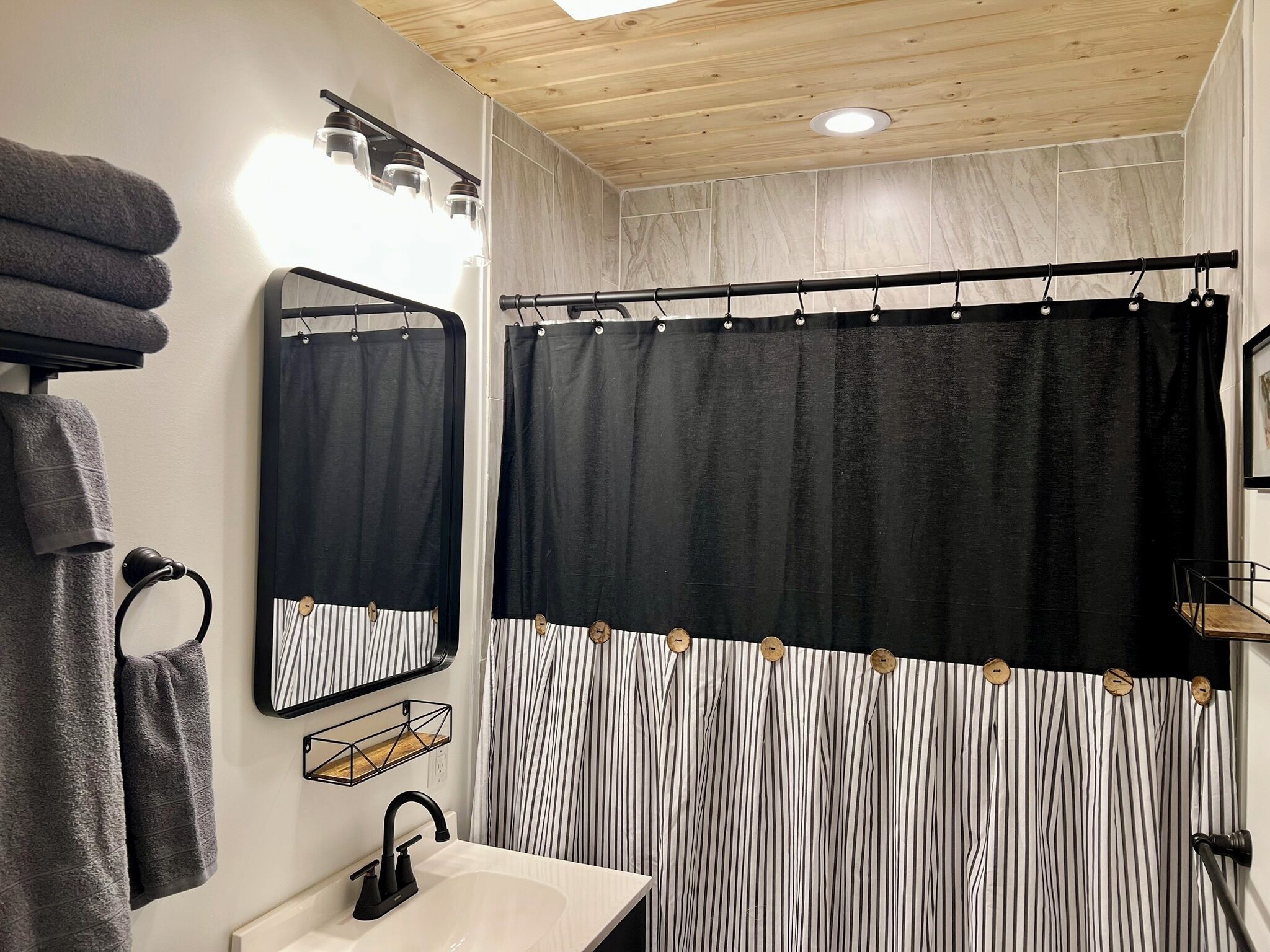 Douche, sèche-cheveux, serviettes fournies, papier toilette