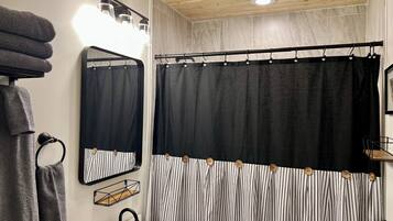 Douche, sĂšche-cheveux, serviettes fournies, papier toilette