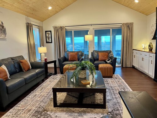 Harbor Lights Retreat in Oswego NY, Across from Lake Ontario/ Wrights Landing