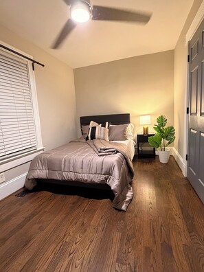 3 slaapkamers, een strijkplank/strijkijzer, gratis wifi, beddengoed