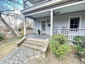Terrace/patio - The Porch Parlor-Historic Oakwood, walkable, Pets (Raleigh)