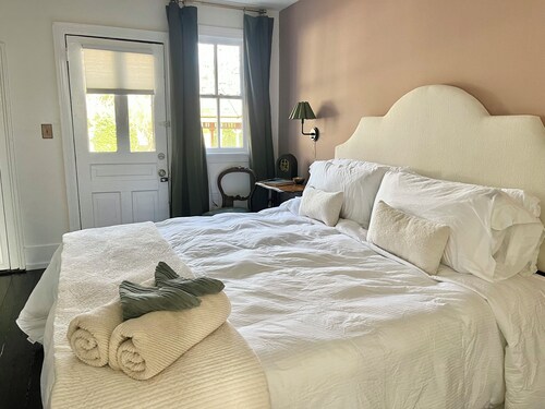 The Porch Parlor-Historic Oakwood, walkable, Pets