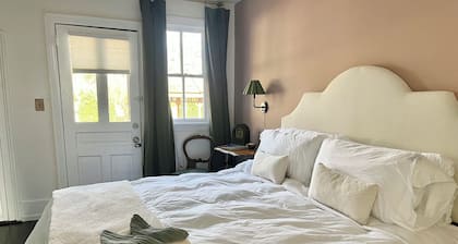 The Porch Parlor-Historic Oakwood, walkable, Pets