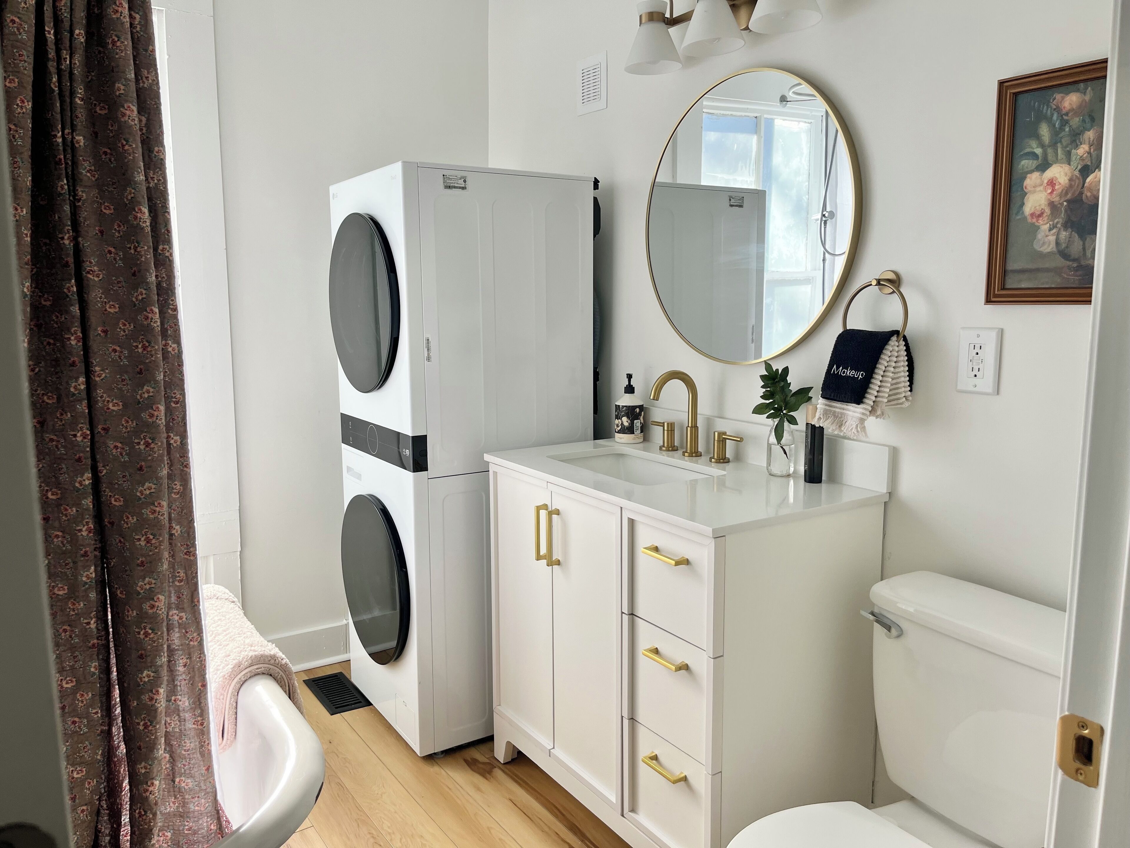 Sèche-cheveux, serviettes fournies, savon, papier toilette