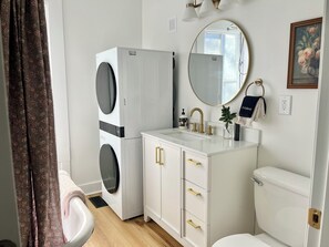 Sèche-cheveux, serviettes fournies, savon, papier toilette