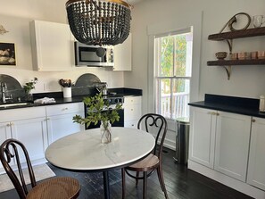 Private kitchen - The Porch Parlor-Historic Oakwood, walkable, Pets (Raleigh)