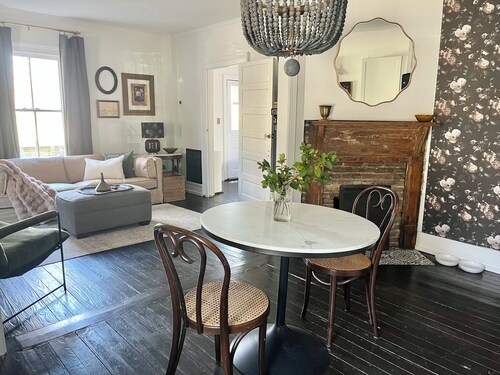 The Porch Parlor-Historic Oakwood, walkable, Pets