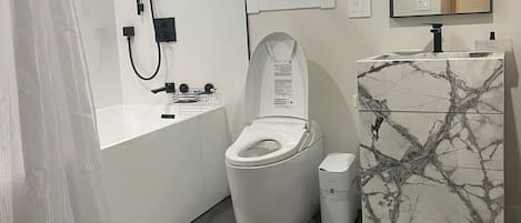 Dusche, Haartrockner, Bidet, Handtücher