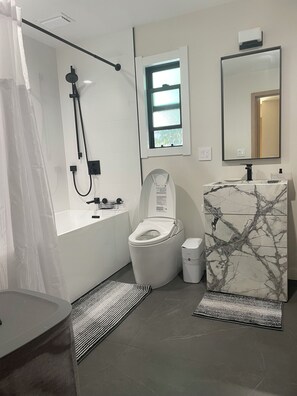 Een douche, een haardroger, een bidet, handdoeken