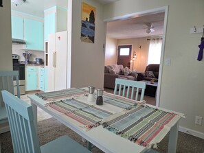 Smart TV, books - Cozy Cottage by the Sea (Brookings)