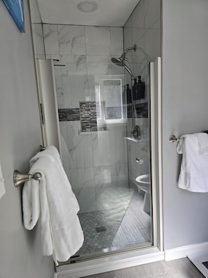 Shower, hair dryer, towels, soap - Cozy Cottage by the Sea (Brookings)