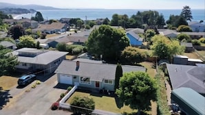 Un quartier résidentiel avec des maisons, une allée et une vue sur l’océan.