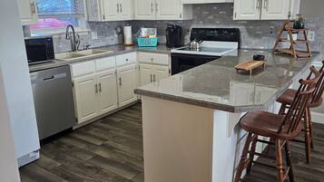 Een koelkast, een microgolfoven, een oven, een kookplaat