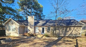 Exterior - 3bd/2bth Home, king bed, RV/trailer parking,  pet friendly, fenced backyard (Cabot)