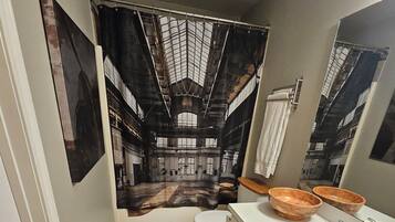 ヘアドライヤー、タオル、石鹸、トイレットペーパー