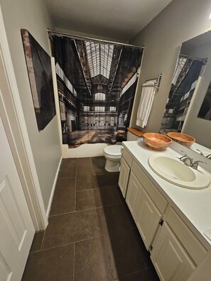 Hair dryer, towels, soap, toilet paper - 3bd/2bth Home, king bed, RV/trailer parking,  pet friendly, fenced backyard (Cabot)