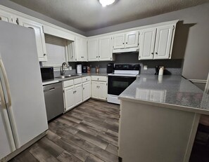 Mikrowelle, Ofen, Herdplatte, Geschirrspüler