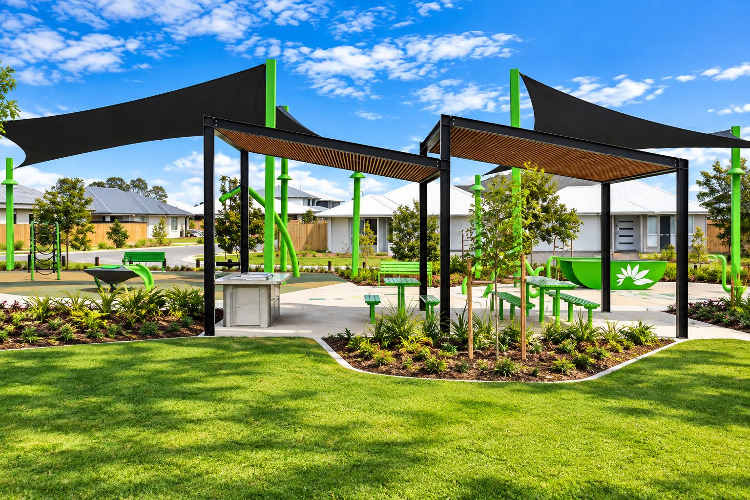Un espacio al aire libre con bancos verdes, un parque infantil y una estructura con sombra.
