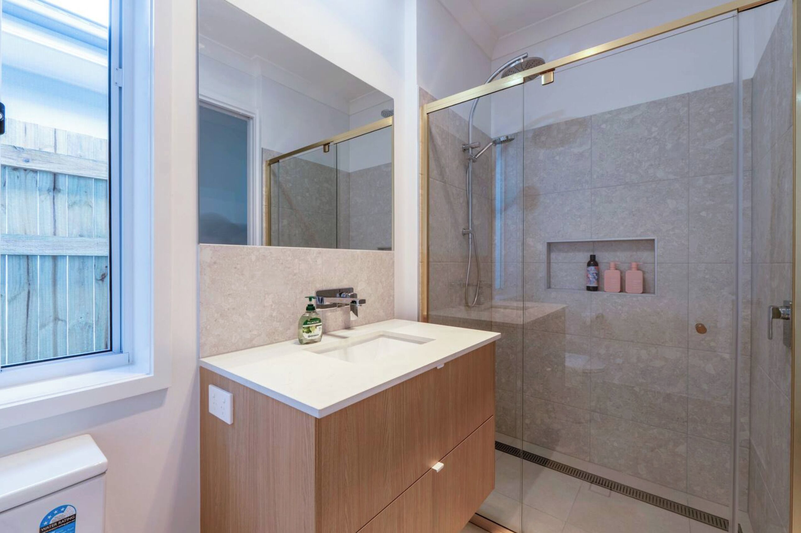 Een douche, een haardroger, handdoeken, toiletpapier