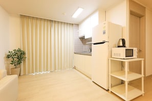 Family Suite, Non Smoking | Private kitchen | Fridge, microwave, stovetop, cookware/dishes/utensils - Marant Residence Hotel (Busan)