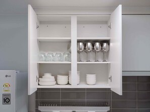 Fridge, microwave, stovetop, cookware/dishes/utensils - Marant Residence Hotel (Busan)