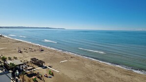 A beach with a clear view of the ocean and distant hills. - Happy Stay Apartment By The Sea 094 (Golem)